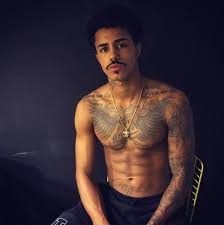 Oliver decesary santos (são paulo, 11 de novembro de 1994), mais conhecido pelo nome artístico livinho, é um cantor de funk brasileiro. Mc Livinho Se Pronuncia Sobre Pedido De Ajuda E Sumico Polemico Trauma