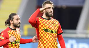 Marth 2011 tarihinde fa cup altıncı tur maçı olan bolton wanderers karşısında as takım kadrosuna alındı. Alpaslan Ozturk E Milli Davet Trt Spor Turkiye Nin Guncel Spor Haber Kaynagi
