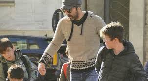 Varie sono le sue vicende, che hanno fatto parlare anche riguardo alla sua vita privata, dall'amore con la modella alena. Gigi Buffon Papa Pomeriggio Con Leopoldo Mattia Louis Thomas E David Lee