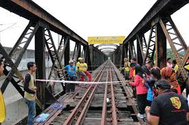 4.83709, 100.9622) is a disused railway bridge that crosses the perak river at karai, near kuala kangsar. Victoria Bridge Karai Perak The Thrifty Traveller