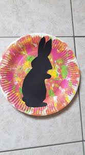 Elles sont faciles à transformer en objets de décoration, en mobiles, en masques, en jouets ou en animaux de toutes sortes. Lapin Et Cloche De Paques Avec Une Assiette En Carton Des 15 Mois Education Enfance Fr