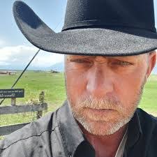 Russell Manfredi's Instagram, Twitter & Facebook