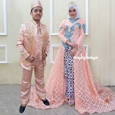 Warna terang seperti putih, kuning keemasan dan merah amat menyerlahkan kulit. Sepasang Couple Kebaya Pernikahan Peach Mata Dewa Gaun Pengantin Modern Cantik Murah Mewah Baju Pengantin Modern Diary Hijaber