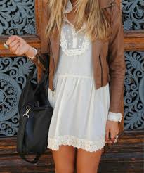 Pour compléter une tenue quoi de mieux qu'un manteau classique, une veste blazer, un gilet style kimono ? 70 Idees Avec La Robe Blanche Dentelle En Tendance Archzine Fr