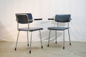 Www Degeleetalage Nl Een Set Van 2 Vintage Gispen Stoelen Model 1235 Met De Zwarte Sokjes Doppen Voor De Th Delft Gemerkt De Stoelen Interieur Bekleding