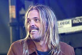 Fans who expected to see the band play at . Zw78noubvntvdm