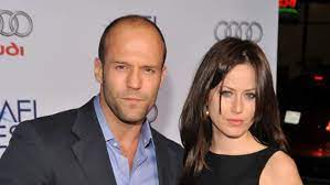 26 temmuz 1972 londra doğumlu jason statham ailesinin mesleği nedeniyle sokak tiyatrosuyla erkenden tanıştı. Transporter Star Jason Statham Grosse Herkunft Und Freundin