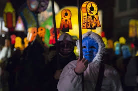 These bands however, are just made up of piccolos and drums. Narren Eroffnen Mit Morgestraich Umzug Am Fruhen Montagmorgen In Basel Die Grosste Fasnacht Der Schweiz Stuttgarter Zeitung