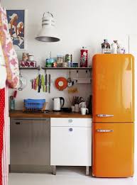 Mix And Match In Eurer Kuche Alles Was Du Brauchst Um Dein Haus In Ein Zuhause Zu Verwandeln Homedeco De Vintage Einrichtungen Kuche Orange Retro Zuhause