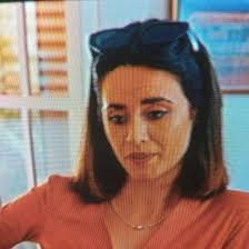 La pelirroja preocupada...Y le está echando en cara el pasado de ellas  dos..y su relación tan bonita que tenía con Michel...Pero mija te  convertiste en una víbora...Opinen.