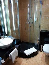 The homestay offers a seating area with a tv and a private bathroom with a hairdryer, free toiletries and shower. Badezimmer Bild Von Savoy Hotel Koln Tripadvisor