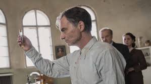 Her türlü değer sistemini yok sayarak kısa zamanda ün ve varlığa ulaşmak için her türlü yola başvurarak hekimlik pratiği yapan kişi. Sarlatan Jede Na Oscary Cesko Posila Do Boje O Nejlepsi Zahranicni Film Drama Agnieszky Hollandove Irozhlas Spolehlive Zpravy