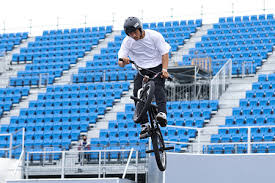 Bmxの競技はコースを走りタイムを競う 「bmxレース」 と、技の難易度や完成度、トリックの組み合わせや構成、ジャンプの高さなど総合的に採点が行われる 「bmxフリースタイル」 という2種類があります。 ï½‚ï½ï½˜ã®ãƒ†ã‚¹ãƒˆå¤§ä¼š æ™‚äº‹ãƒ‰ãƒƒãƒˆã‚³ãƒ 
