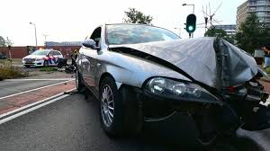Auto In Enschede Vliegt Uit De Bocht En Rijdt Over Verkeerslicht Inzittenden Nemen De Benen Rtv Oost