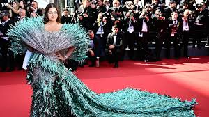 Aishwarya Rai Bachchans dramatic blue gown inspires 5 hilarious  comparisons | Trending - Hindustan Times