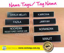 Name tag ini terbahagi pada dua jenis iaitu yang dilekatkan pada baju secara jahit sulam atau menggunakan pin/magnet. Name Tag Ez Stamp