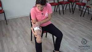 Heimlich manevrası uygulamak sağlıklı bir yöntemdir. Bebek Hava Yolu Tikanikligi Bebeklerde Heimlich Manevrasi Youtube