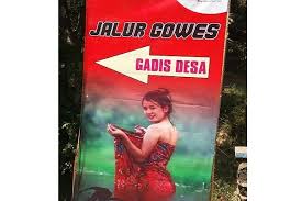 Gadis desa mandi dalam sarung. Viral Jalur Gowes Gadis Desa Pesepeda Bisa Foto Dengan Wanita Berkemben Di Tepi Sungai