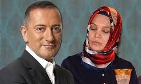 Anadolu lisesinden mezun olduktan sonra girdiği bilgi üniversitesi psikoloji bölümünden 2004 yılında mezun oldu, 2006 yılında boğaziçi. Fatih Altayli Dan Hilal Kaplan A Cok Sert Sozler