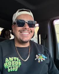 Amed Torres's Instagram, Twitter & Facebook