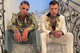 Ascolta il brano, leggi il significato e guarda il video ufficiale. Fedez E Achille Lauro Nella Hit Dell Estate Mille I Look Con Smalti Tacchi E Completi Bianchi