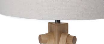 Tissu en lin à l'aspect brut, couleur naturelle. Lampe A Poser Scandinave Pieds Frene Et Abat Jour Lin Helia Miliboo