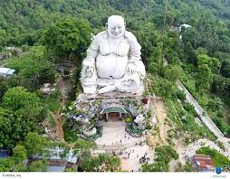 Người dân địa phương cho biết, vùng núi cấm ngày xưa cây cối tốt tươi, có rất nhiều hươu, nai, hổ, báo., đặc biệt là rắn hổ mang chúa. Vi Sao Co Ten Gá»i La Nui Cáº¥m