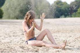 Mädchen 11 Jahre Am Strand Spielt Mit Sand Lizenzfreie Fotos, Bilder Und  Stock Fotografie. Image 69156430.