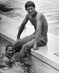 Un flic à la chasse aux voyous de la république. Jean Paul Belmondo Ursula Andress Celebrities Photografie Tantus Photo Galerie Kg Hamburg