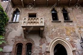 Der balkon, auf dem julia angeblich diese worte in shakespeares stück von sich gab, liegt im zentrum von verona und ist mit einem gebäude namens la casa di giulietta (julias haus) verbunden. Der Beruhmte Balkon Von Romeo Und Julia In Verona Italien Julias Balkon Lizenzfreie Fotos Bilder Und Stock Fotografie Image 35359622