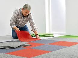 Wir möchten linoleum auf einem teppich lose verlegen, falls wir doch mal wieder den teppich benutzen wollen. So Verlegen Sie Teppichfliesen Bauhaus