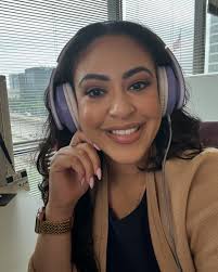 P A U S E. ⏸️ Half way through the week my friends… how are you feeling?  🪞#checkin #selflove #howareyou #feelinggood