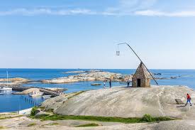Tønsberg is also surrounded by some of the county's major tourist attractions, including old viking graves and museums. Visittonsberg Com