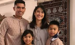 Последние твиты от dian sastrowardoyo (@therealdisastr). Pandemi Covid 19 Belum Reda Dian Sastrowardoyo Salat Id Di Rumah Hingga Lebaran Virtual