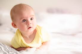Inhaltsverzeichnis ab wann greifen babys?der greifreflex bei neugeborenenab wann können babys greifen?bewusstes und gezieltes greifen ab wann greifen babys? Der 5 Lebensmonat Was Dein Baby Jetzt Kann Babyartikel De Magazin