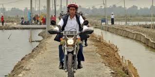 Topik yang sering ia bicarakan mencakup: Naik Motor Trail Jokowi Tinjau Tambak Udang Di Bekasi