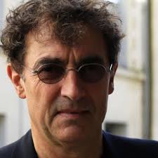 Son cinquième film promet de l'humour grinçant et. Polemique Sur L Hotel Particulier Albert Dupontel Se Defend De Tout Passe Droit Gala