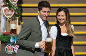 Anna lewandowska spricht über ihre karriere als unternehmerin und. Mann Der Stunde Fc Bayern Sturmer Robert Lewandowski Mit Seiner Frau Anna Stachurska Die Profis Des Rekordmeisters Vergnugten Sich Am Mittwoch Auf Der Wiesn Wir Haben Die Bilder Stuttgarter Zeitung