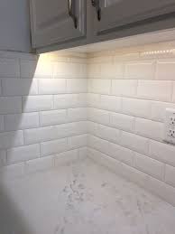 The Beveled White Subway Tile Enlarges The Space To Make The Gall White Tile Kitchen Backsplash White Subway Tiles Kitchen Backsplash White Subway Tile Kitchen