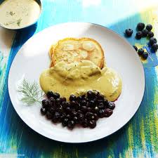 Wenn du leckere low carb rezepte und motivation für einen gesunden lebensstil suchst, bist du bei uns genau richtig. Schnittlauch Pancakes Mit Einer Joghurt Senf Dill Sauce Und Gepfefferten Blaubeeren Herr Grun Kocht