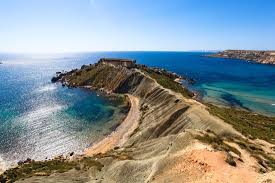 Het strand is aan drie. Schonster Strand Auf Malta Ghajn Tuffieha Bay Mellieha Reisebewertungen Tripadvisor