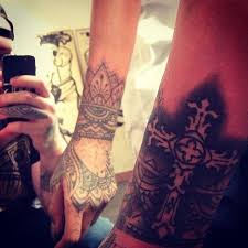 This tattoo was inked by new york tattoo artist, bang bang. Tattoo Riri Novye Tatuirovki Rianna Tatuirovki S Krestom