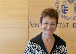 Junge Hacke fickt ihren Arsch mit riesiger Zucchini - Amateur-Solo-Porno