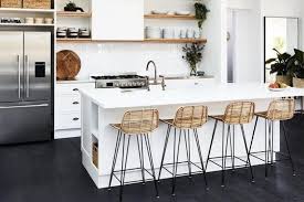 En realidad, en cualquier cocina o pequeño bar esquinero del salón puedes poner taburetes de bar, ya que añaden estilo y encanto. 21 Taburetes Para Tu Isla De Cocina Para Que Encuentres El Que Mas Se Ajusta Tu Estilo
