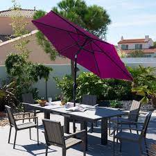un parasol inclinable au centre de la table de jardin table de jardin parasol inclinable parasol