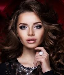 Giovane bella donna ricca — Foto stock di © Dmitry_Tsvetkov #106018940