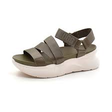 Www.gabor.de plateau sandalen sind die wohl weiblichsten schuhe die es gibt, denn sie lassen deine feminine seite noch mehr in den fokus rücken. Growingfeet De Ugg Plateau Sandale Weiss Olive