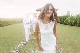 Weitere ideen zu hochzeit, hochzeitskleid, brautkleid. Erdmann Nicola Hochzeit Schmuck Aus Dem Brautstrauss Oder Ein Eigener Song Die Neuen Trends Welt Hochzeitskleider