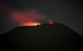 A cura di antonella petris 19 aprile 2020 13:16. Etna Il Vulcano Da Spettacolo Nella Notte Foto Liveunict