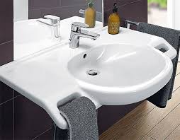 Rechts und links vom waschbecken gibt es ausreichend viel ablagefläche. Erleichterungen Im Bad Alltag Ikz